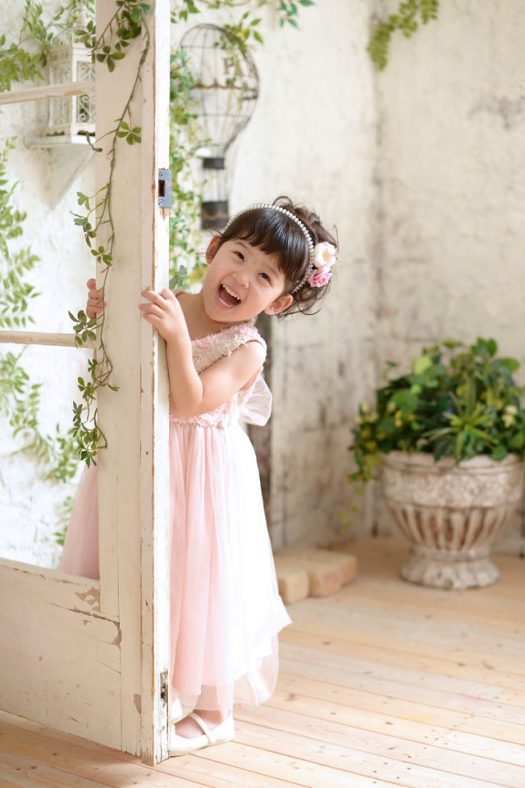 ピンクのドレス　女の子　キラキラカチューシャ　お花の髪飾り