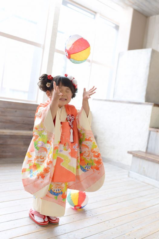 七五三　女の子　3歳　紙風船　黄色い着物