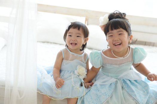 姉妹撮影　ドレス　水色　ベッド