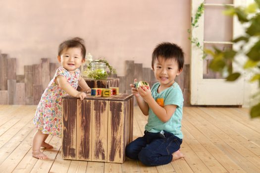 兄弟写真　バースデー　つかまり立ち　女の子