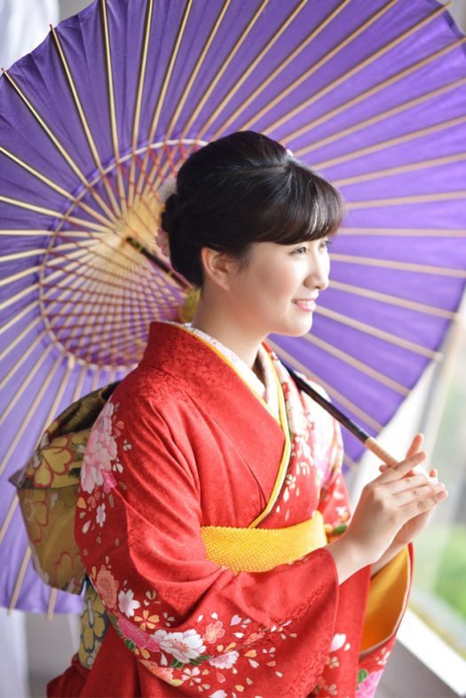 成人式　前撮り　傘　赤い着物