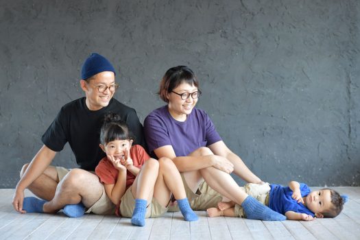 私服　家族撮影　青い靴下　奈良市