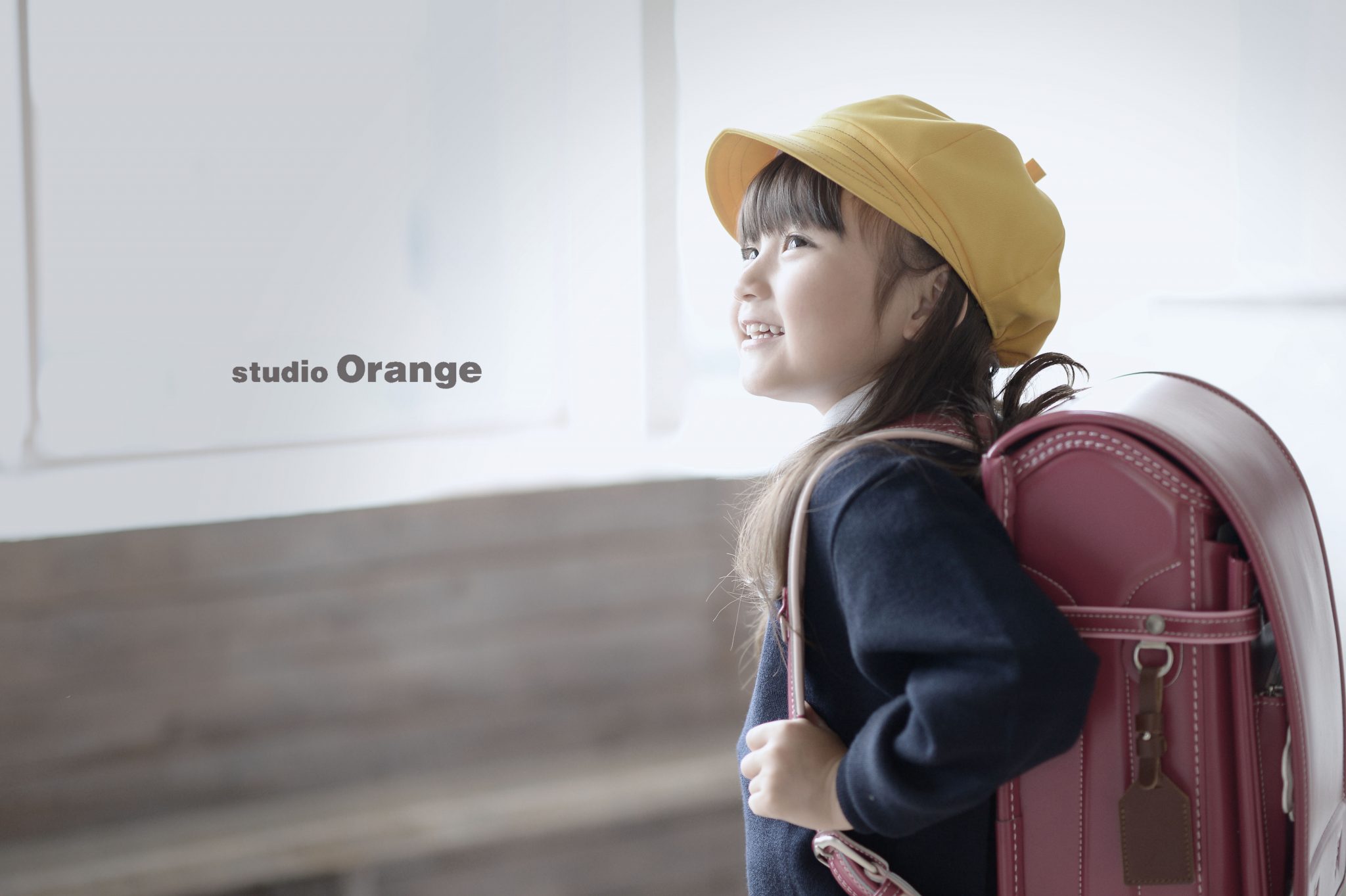 ピカピカのランドセルと一緒に入学のお祝いを