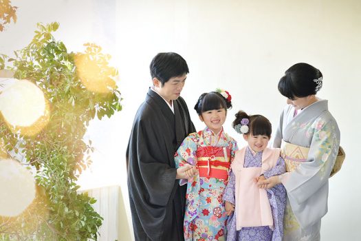 七五三　３歳　着物　新作着物　紫　ピンク　家族撮影　