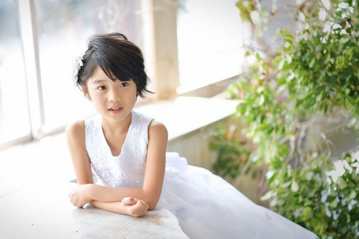 女の子　白いドレス