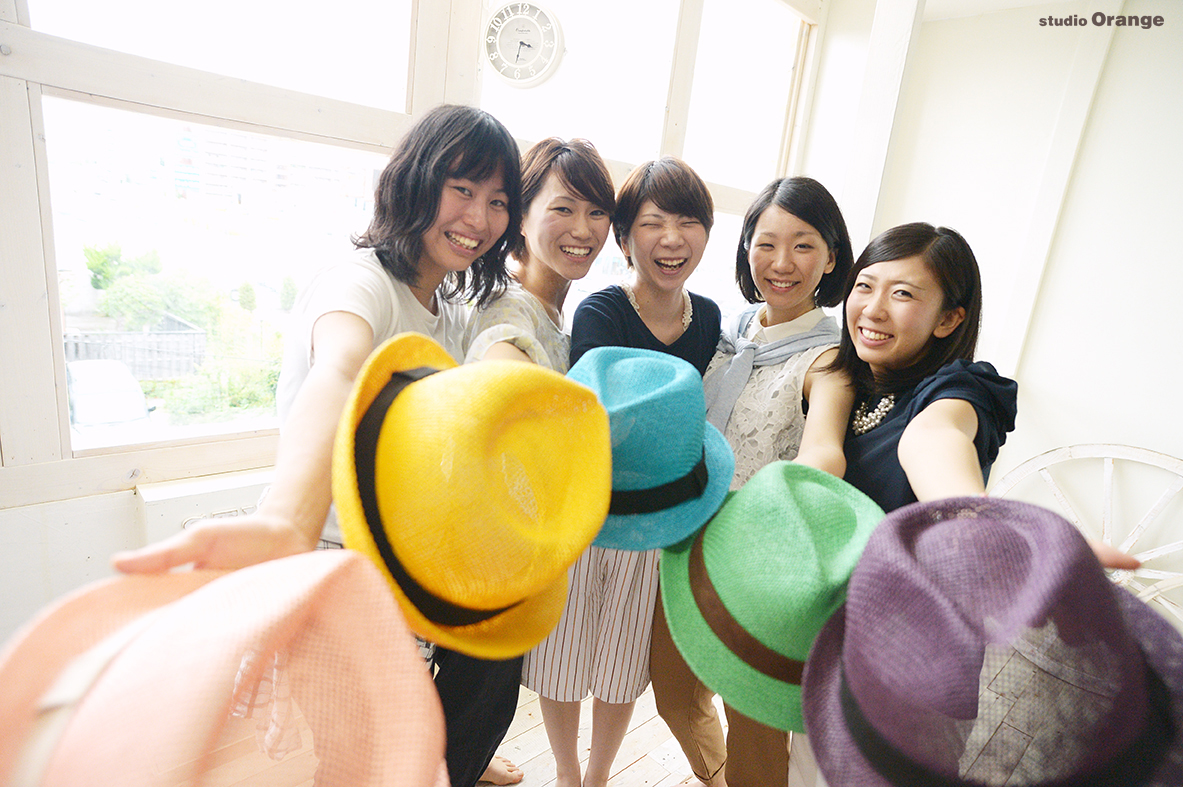 離れ離れになるお友達と一緒に大学卒業、高校卒業、中学卒業、小学校卒業、幼稚園・保育園卒業
