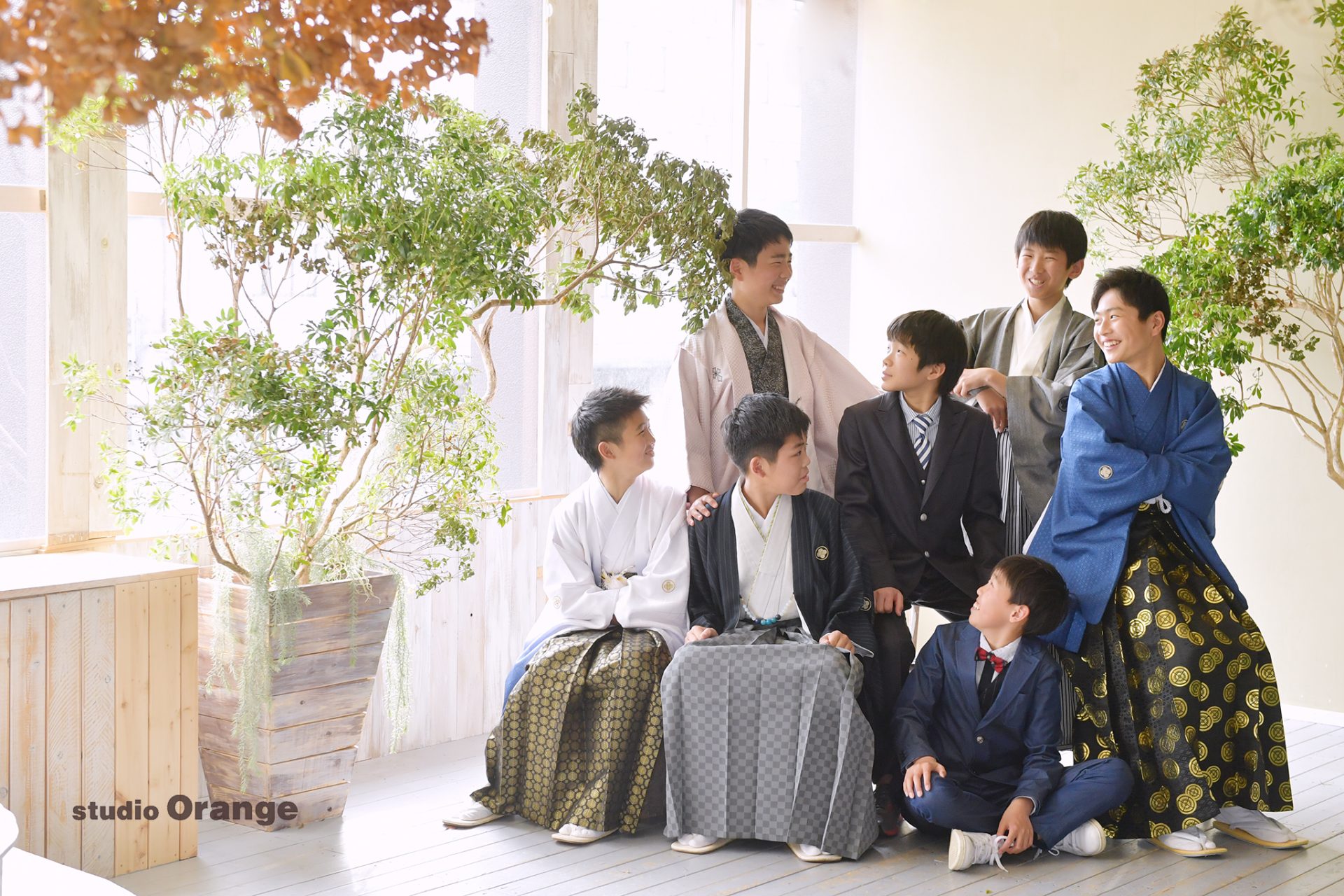 卒業式当日にお友達と一緒に記念撮影