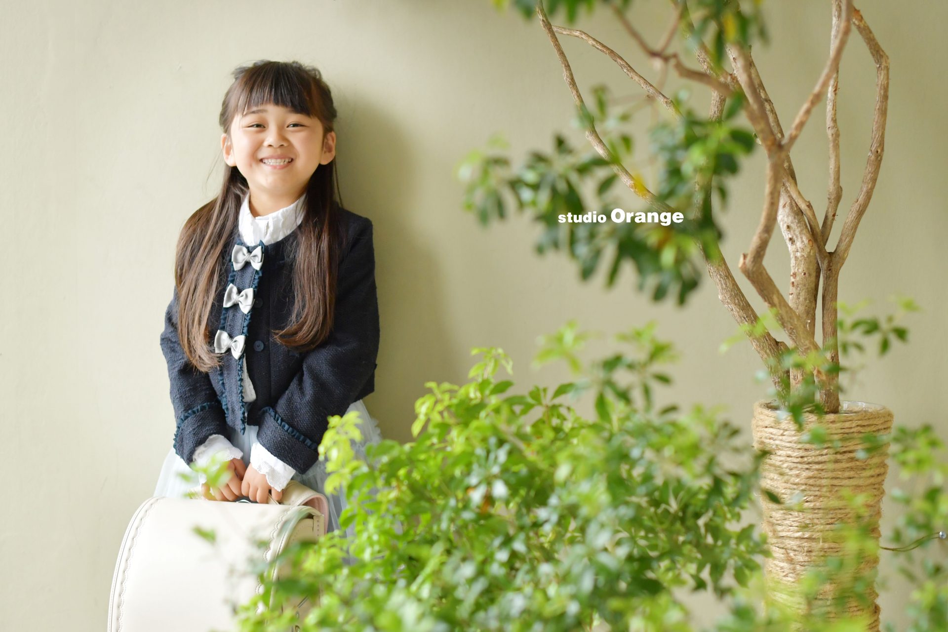中登美ヶ丘から新しいランドセルと一緒の入学記念撮影