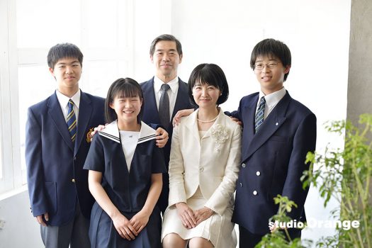 奈良市のフォトスタジオ 、スタジオオレンジで入学記念のご撮影。お子様たちは制服を着て家族揃って記念撮影。