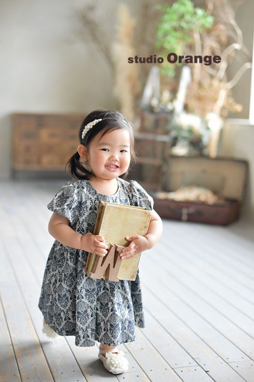 奈良市のフォトスタジオ、スタジオオレンジでお誕生日撮影。ドレスとカチューシャでいつもと違う雰囲気で撮影。