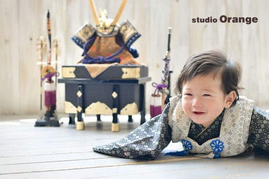 奈良市の写真館、スタジオオレンジで初節句の撮影。兜と一緒に着物を着て撮影。