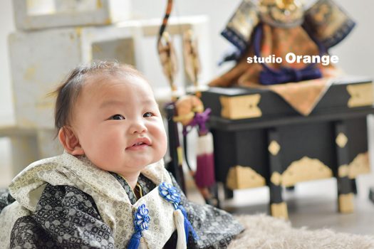 奈良市のフォトスタジオ、スタジオオレンジで端午の節句のご撮影。兜をバックに着物を着て上手にうつ伏せ。