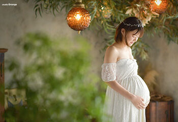 お腹の子供を見つめる妊婦