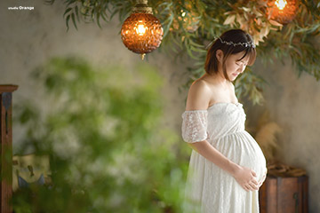お腹の子供を見つめる妊婦