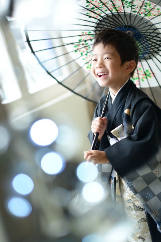 5歳男の子　黒い着物　傘　キラキラ