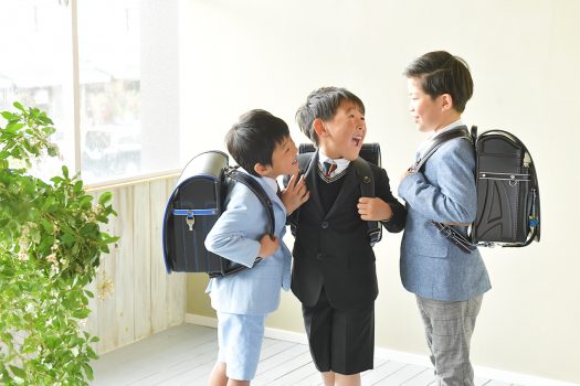 入学　小学校入学　男友達　友達同士　ランドセル