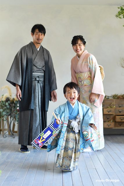 水色の着物　3歳男の子　家族写真