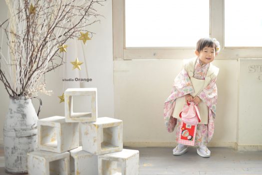 七五三　3歳　女の子　可愛い　着物　お被布　オリジナル着物　おしゃれ　スタジオ　奈良　奈良スタジオ　家族写真　家族