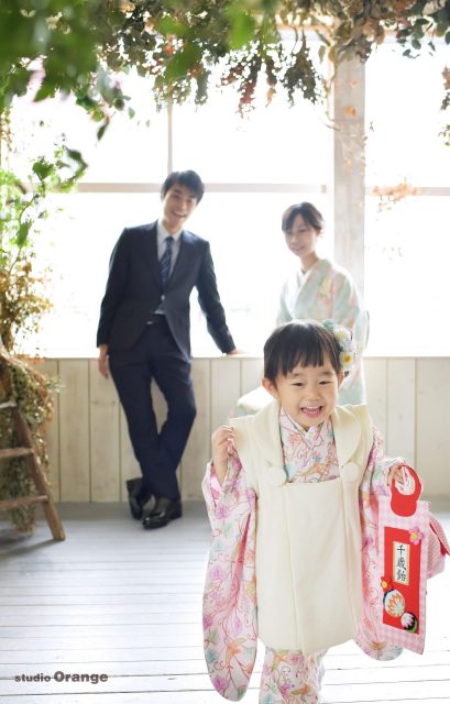七五三　3歳　女の子　可愛い　着物　お被布　オリジナル着物　おしゃれ　スタジオ　奈良　奈良スタジオ　家族写真　家族