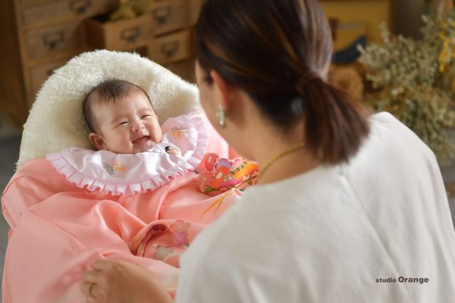 お宮参り　スタジオ　奈良スタジオ　お宮参り撮影　参拝　着物　初着　可愛い　女の子　ピンク着物　持ち込み小物　ウサギ