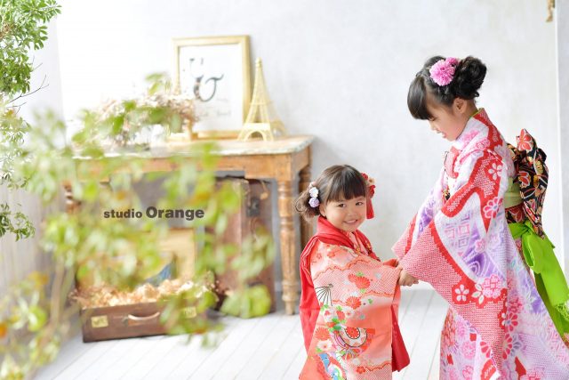 七五三　7歳　3歳　女の子　オレンジ着物　着物　写真館　フォトスタジオ　