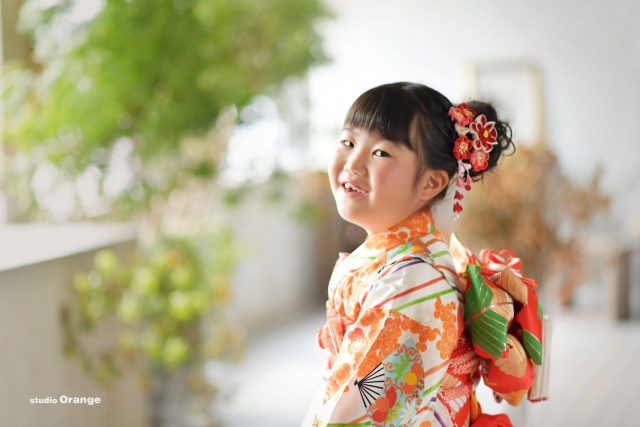 七五三　7歳　女の子　オレンジ着物　着物　写真館　フォトスタジオ　