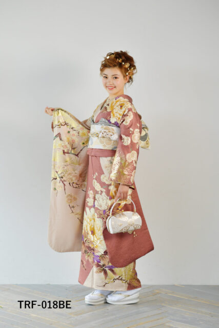 奈良市の写真館スタジオオレンジで撮影した成人式写真撮影　ピンクの振袖　20歳女性　レンタル振袖　スモーキーカラー