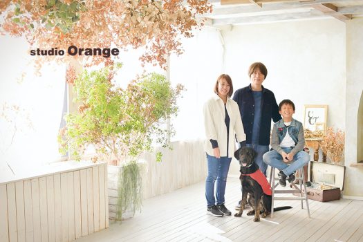 ペット　家族写し　私服　犬　フォトスタジオ　奈良店　オレンジ　写真館