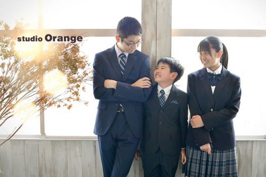 奈良市のフォトスタジオ、スタジオオレンジで入学記念のご撮影。だんだん見つめ合う機会の減った3人で、恥ずかしながら撮影。