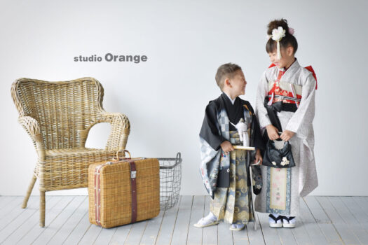 奈良市の写真館、スタジオオレンジで撮影。白と黒の着物で姉弟撮影。