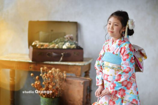 奈良市の写真館スタジオオレンジで撮影。水色とピンクの着物の女の子の10歳記念の撮影。