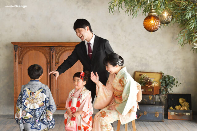 奈良市の写真館で撮影した七五三写真　3歳女の子と5歳男の子の兄弟のいる家族写真