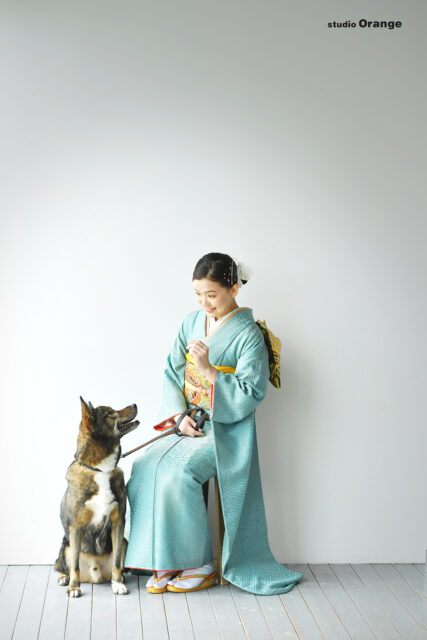 奈良市の写真館スタジオオレンジで撮影した成人式前撮り撮影　大型犬　ピーコックグリーンの着物