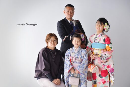 奈良市のフォトスタジオ、スタジオオレンジで撮影。着物姿の姉妹の家族撮影。
