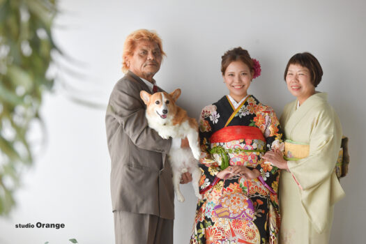 奈良市の写真スタジオ・スタジオオレンジで撮影した家族写真撮影　振袖　訪問着　コーギー