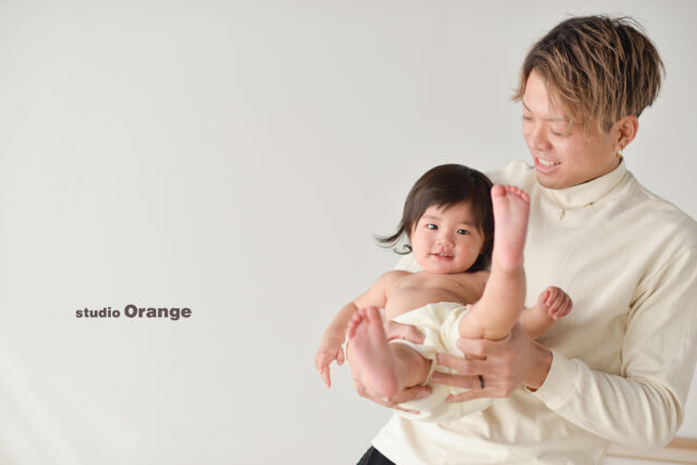 奈良市の写真スタジオ・スタジオオレンジで撮影したファーストバースデーフォト　1歳誕生日記念撮影　家族撮影　パパと一緒