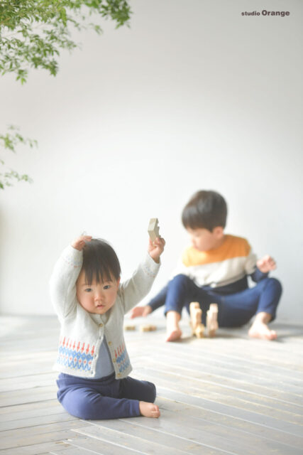 奈良市のフォトスタジオ、スタジオオレンジでバースデイフォト撮影　ファーストバースデイ　1歳男の子の記念写真　兄弟撮影
