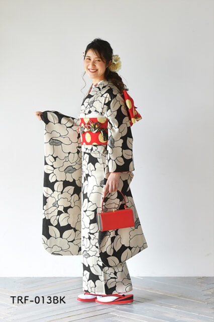 奈良市の写真館スタジオオレンジで成人式前撮り後撮り写真撮影　黒色の振袖　二十歳　グレーの着物