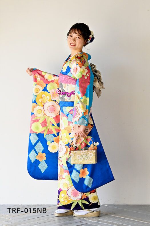 奈良市の写真館スタジオオレンジで成人式前撮り後撮り写真撮影　青色の振袖　二十歳