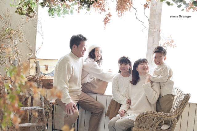 奈良市の写真スタジオ・スタジオオレンジで撮影したフォトウェディング　結婚記念日　家族写真　私服　白コーデ