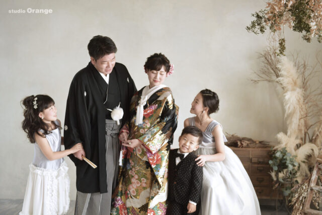 奈良市のフォトスタジオ・スタジオオレンジで撮影したフォトウェディング　ウェディングフォト　黒い着物　色打掛　家族写真撮影