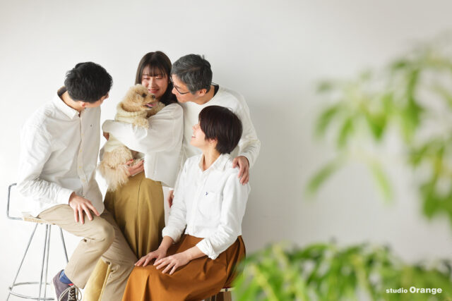 奈良市西登美ヶ丘　ホワイトコーデ　トイプードル　家族撮影　私服