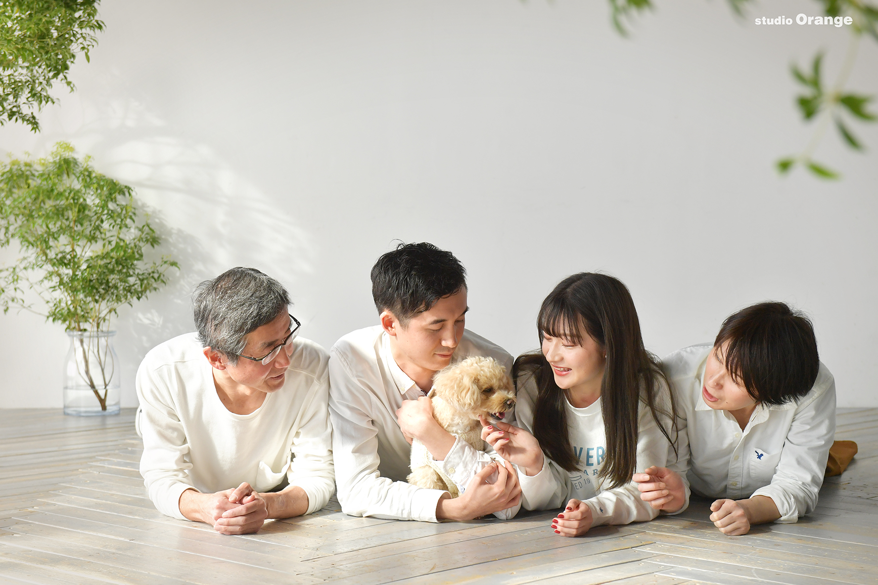 奈良市西登美ヶ丘　ホワイトコーデ　トイプードル　家族撮影　私服