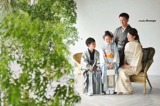 奈良市のフォトスタジオ・スタジオオレンジで撮影した七五三記念撮影写真　7歳女の子　水色の着物　家族写真　全員着物　春日大社にご祈祷