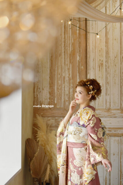 奈良市の写真館スタジオオレンジで撮影した成人式写真撮影　ピンクの振袖　20歳女性　レンタル振袖　スモーキーカラー