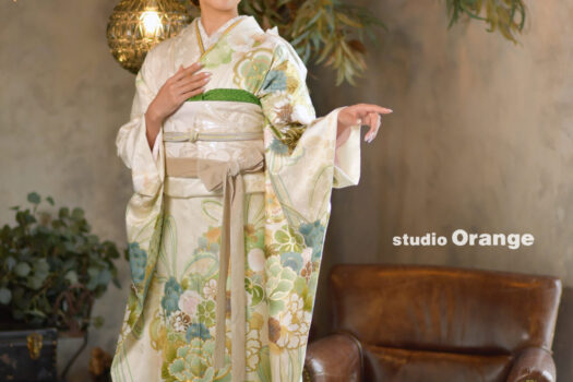 奈良市の写真館スタジオオレンジで撮影した成人式写真撮影　白と緑の振袖　20歳女性　レンタル振袖