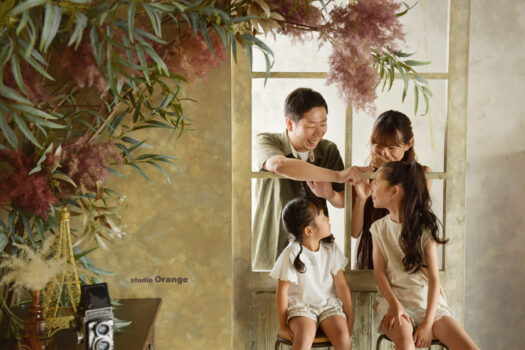 奈良市の写真館・スタジオオレンジで撮影した家族写真撮影　リンクコーデ　ベージュコーデ