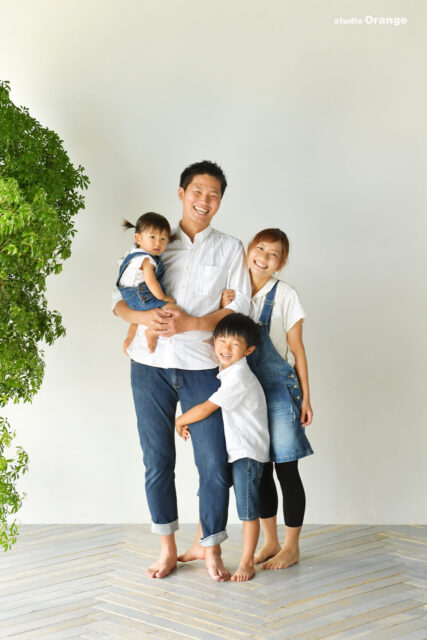 奈良市の写真館・スタジオオレンジで撮影した家族写真撮影　リンクコーデ　白とデニム