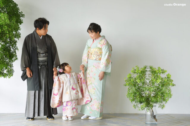 奈良市の写真館・スタジオオレンジで撮影した七五三前撮り写真撮影　フォトスタジオでの撮影写真　くすみカラーの着物　3歳女の子のいる家族写真