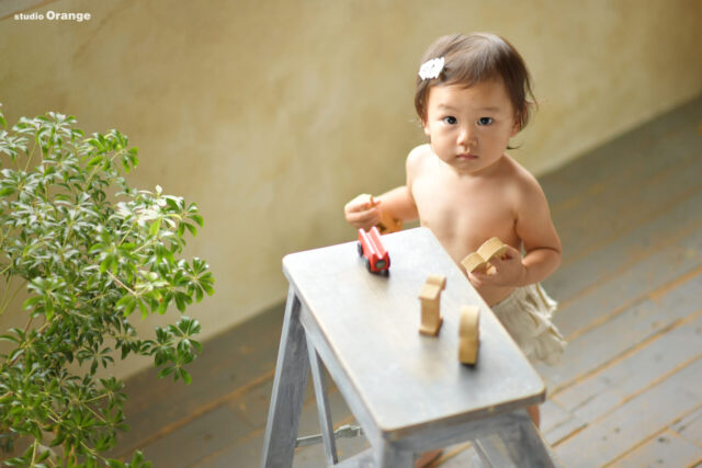 奈良市の写真館・スタジオオレンジで撮影したお誕生日撮影　バースデーフォト　ファーストバースデー　女の子　裸ん坊